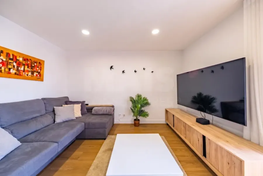 Apartamento em Santo Onofre e Serra do Bouro: Apartamento T3 Renovado com Garagem Box – Cidade Nova, Caldas da Rainha