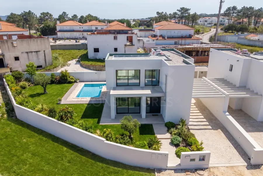 Moradia em Tornada e Salir do Porto: Moradia T3 (3 Suítes) com piscina e jardim - Salir do Porto