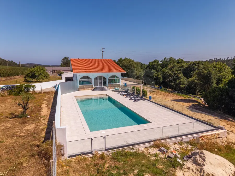Quinta em Nossa Senhora do Pópulo, Coto e São Gregório: Quinta com mais de 23.000 m², piscina de água salgada e potencial de construção