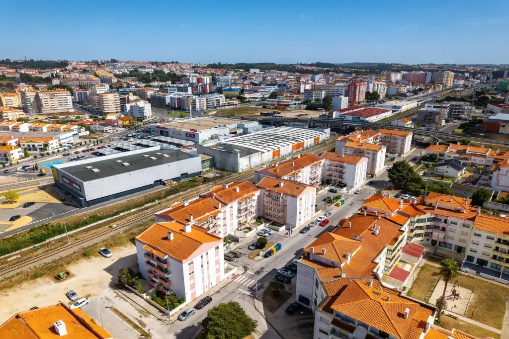 Apartamento em Santo Onofre e Serra do Bouro: Apartamento T3 Renovado com Garagem Box – Cidade Nova, Caldas da Rainha (30 de 30)