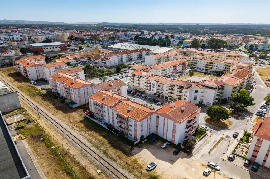 Apartamento em Santo Onofre e Serra do Bouro: Apartamento T3 Renovado com Garagem Box – Cidade Nova, Caldas da Rainha (28 de 30)