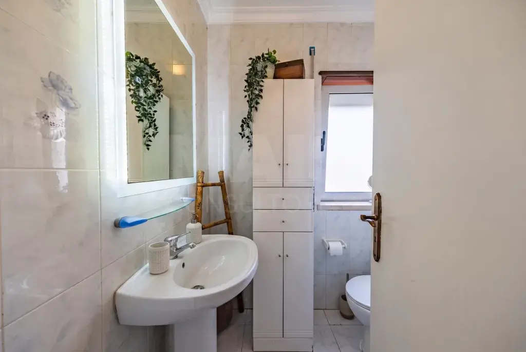 Apartamento em Santo Onofre e Serra do Bouro: Apartamento T3 Renovado com Garagem Box – Cidade Nova, Caldas da Rainha (16 de 30)